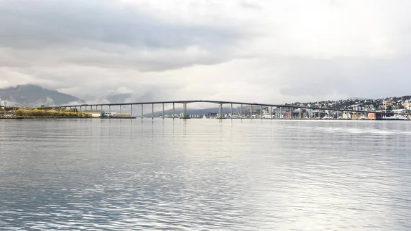 Uitzicht op de brug in de stad Tromsø, Noorwegen — Stockfoto
