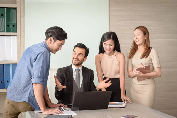 Beyaz işadamı sunmak projeyi ekibi ile 