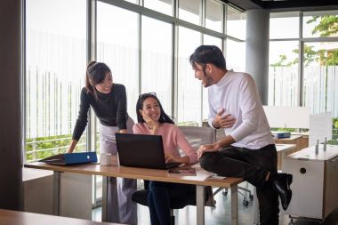 Genç Asyalı işadamı Office ekibi ile çalışma