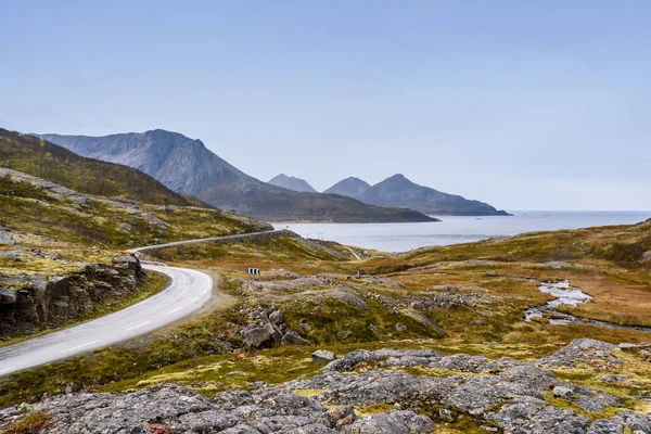 Zakrzywione asfaltową drogą wzdłuż górskich, Tromso, Norwegia — Zdjęcie stockowe