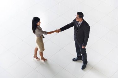 Asya iş adamları, erkek ve kadın, tebessüm ederek tebrik 