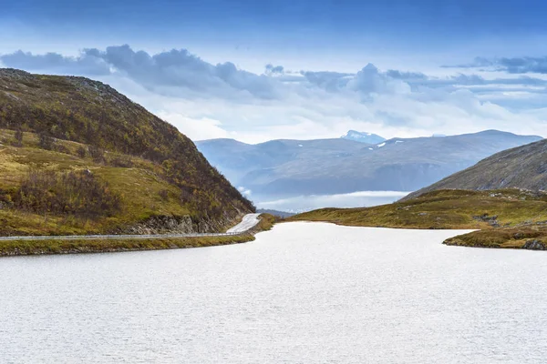 Zakrzywione asfaltową drogą wzdłuż górskich, Tromso, Norwegia — Zdjęcie stockowe