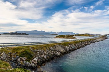 Asfalt yol boyunca Deniz, Norveç