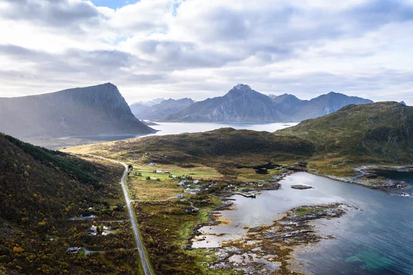 Vista da bela paisagem montanhosa com mar norueguês — Fotografia de Stock