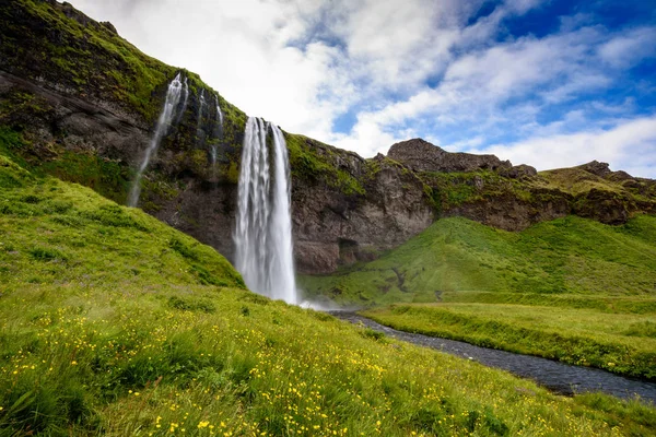 Cascada Seljalandsfoss en verano, Islandia — Foto de Stock