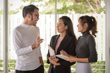 Genç Asyalı işadamları, erkek ve kadın, ekibiyle birlikte çalışma 
