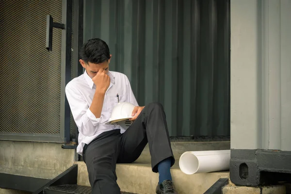 Homem de negócios preocupado sentado depois de perder o emprego, conceito estressado — Fotografia de Stock