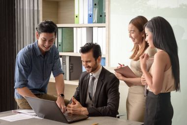 genç iş adamları, erkek ve kadın, toplantıda dizüstü bilgisayar kullanarak