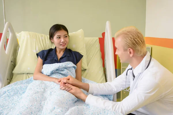 Beyaz doktor acı çeken hasta bakımı 