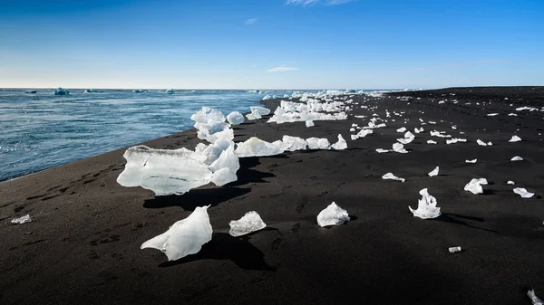 Iceberg en el lago glaciar Jokulsarlon, Islandia del Sur — Foto de Stock