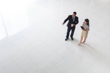 Asya iş adamları, erkek ve kadın, fikirleri hakkında konuşmak