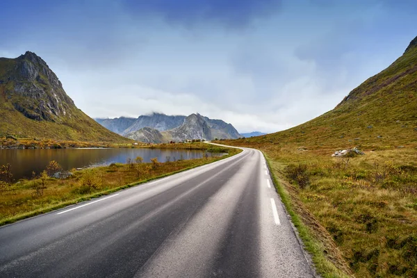 Asfalt eğri yol boyunca dağ, Lofoten, Norveç