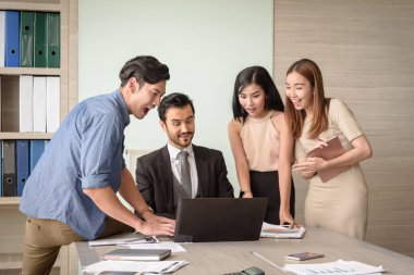 İş adamları mutlu ve şaşırtıcı, başarılı ekip çalışması kavramı