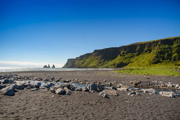 Krajobraz górski z niebieski niebo w Vík, Iceland — Zdjęcie stockowe