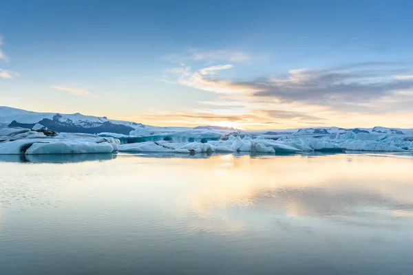 Weergave van ijsbergen in glacier lagoon, IJsland, opwarming van de aarde totaalconcept — Stockfoto