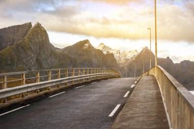 Köprü ve güzel dağ manzaraları, Norveç