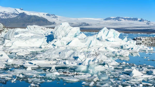Weergave van ijsbergen in glacier lagoon, IJsland — Stockfoto