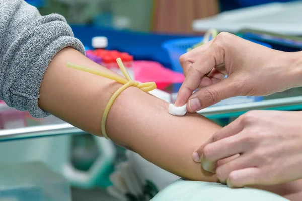 Primer plano de la preparación de los análisis de sangre en el hospital , —  Fotos de Stock