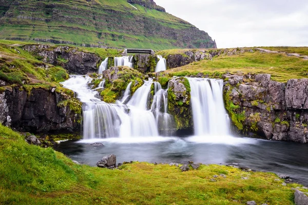 Wodospad w droga góra, Islandia — Zdjęcie stockowe