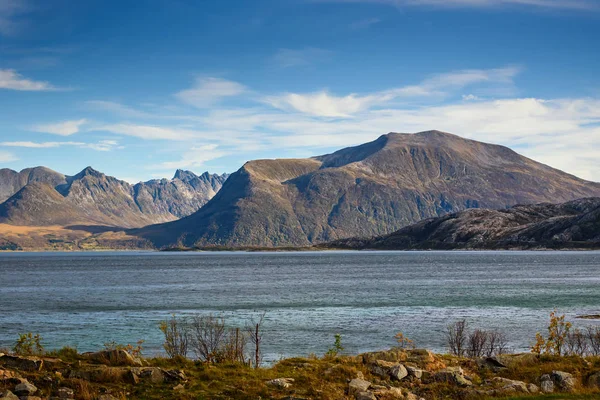 Piękny krajobraz gór i morza, Norwegia — Zdjęcie stockowe