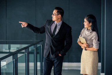 Genç Asyalı işadamı ve güzel Sekreteri gelecek için arıyorsunuz