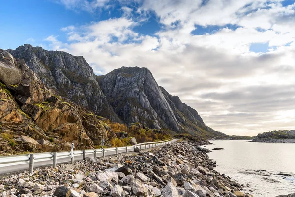 Асфальтована дорога уздовж гірського і морського, Норвегія — стокове фото