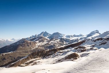 Kar dağ aralığı manzaraya Alpler bölgesinde, İsviçre