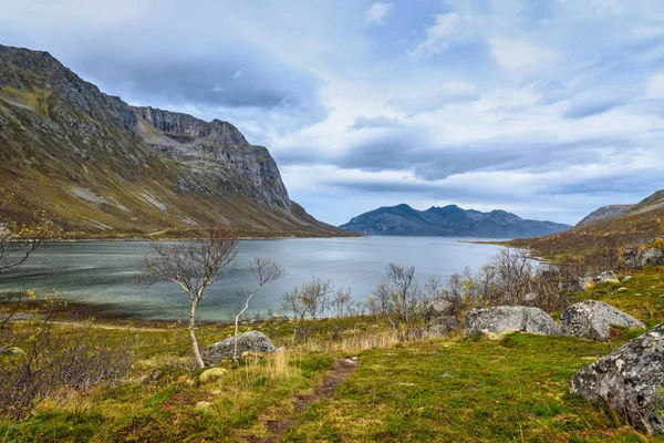 Piękne góry oraz morze pejzaż, Tromso, Norwegia — Zdjęcie stockowe