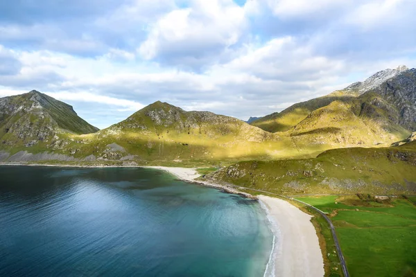 Widok piękny krajobraz górski z morzem norweskim w Norwegii — Zdjęcie stockowe