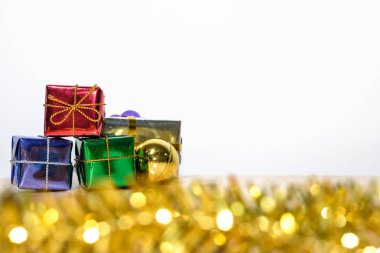 Beyaz arka plan, mutlu yeni yıl kavramı üzerinde renkli kutu hediye