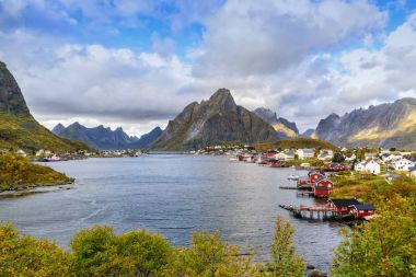 Reine görünümünü dağ ve gökyüzü, Lofoten Adası, Moskenesoya, Norveç