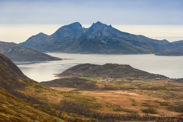 Piękny krajobraz wzgórza i góry i rzeki, Tromso, Norwegia — Zdjęcie stockowe