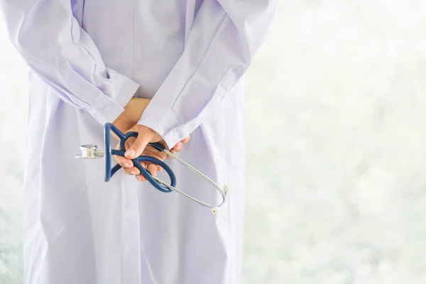 Baksidan på läkare hand håll stetoskop med oskärpa bakgrund — Stockfoto