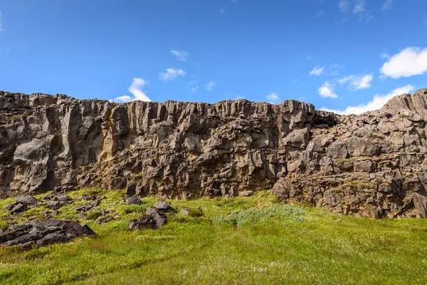 Απότομο βράχο λάβα ροκ, Thingvellir εθνικό πάρκο, Ισλανδία — Φωτογραφία Αρχείου