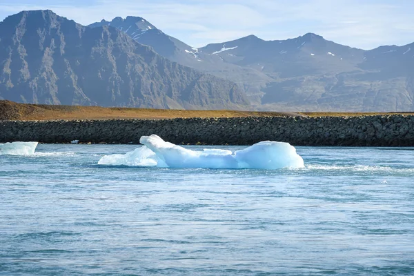 Vista panorâmica de icebergs em Glacier Lagoon, Islândia — Fotografia de Stock