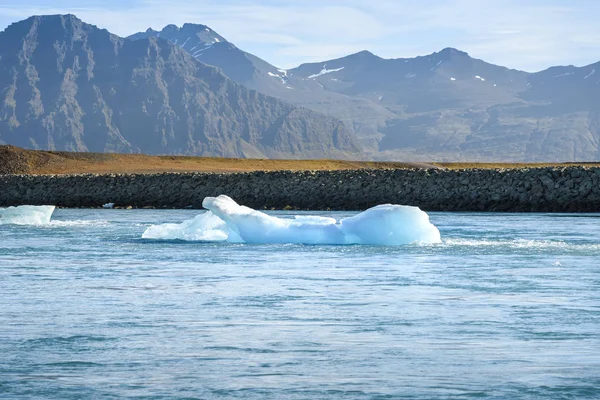 Veduta panoramica degli iceberg nella laguna del ghiacciaio, Islanda — Foto Stock