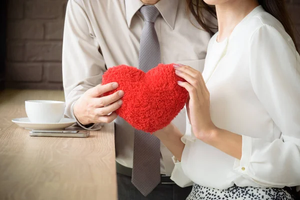 Couple miłość mężczyzny i kobiety, trzymając czerwony serce — Zdjęcie stockowe