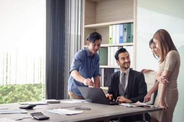 genç iş adamları, erkek ve kadın, toplantıda dizüstü bilgisayar kullanarak