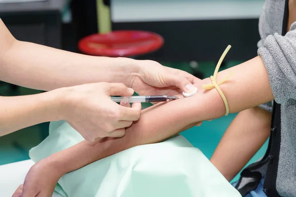 Primer plano de la preparación de los análisis de sangre en el hospital Imágenes de stock libres de derechos