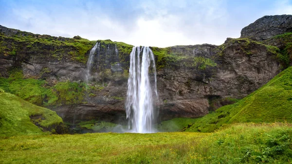 Wodospad Seljalandsfoss latem, Islandia Obrazek Stockowy