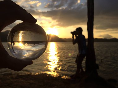 güzel bir seyahat fotoğrafçılığı oluşturmak için kristal top veya objektif topu kullanarak