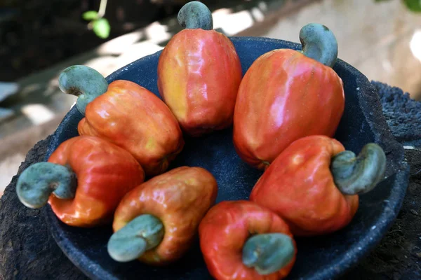 Cashewnüsse isoliert mit einem Glas Fruchtsaft auf weißem Hintergrund — Stockfoto