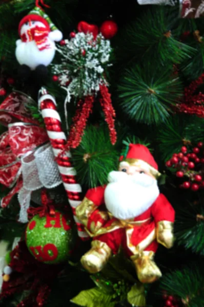 Рождественское украшение с прожекторами расположены сосновые шарики Санта Cl — стоковое фото
