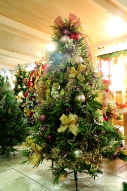 Spot ışıklarıyla noel süsü Noel Baba CI yerleştirilmiş.