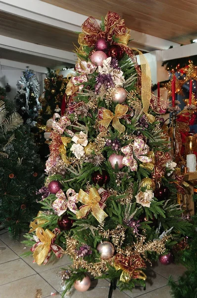 Decoração de Natal com holofotes localizados bolas de pinho santa cl — Fotografia de Stock