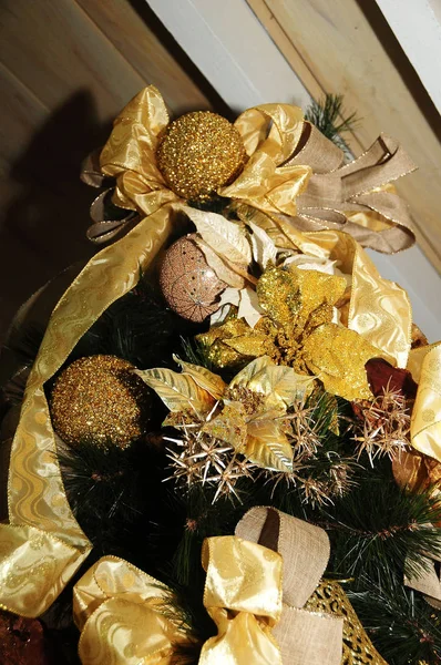 Karácsonyi dekoráció rivaldafényekkel található fenyőgolyók santa cl — Stock Fotó