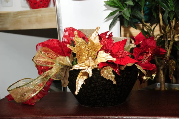 Karácsonyi dekoráció rivaldafényekkel található fenyőgolyók santa cl — Stock Fotó