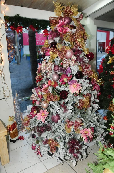 Kerstversiering met schijnwerpers gelegen dennenballen santa cl — Stockfoto