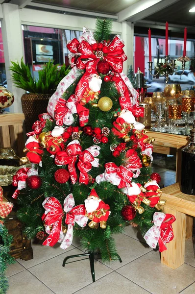 Decoración de Navidad con focos ubicados bolas de pino santa cl — Foto de Stock