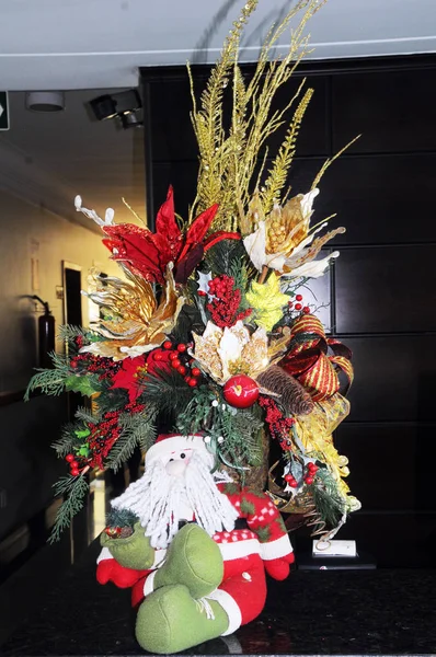 Decoração de Natal com holofotes localizados bolas de pinho santa cl — Fotografia de Stock